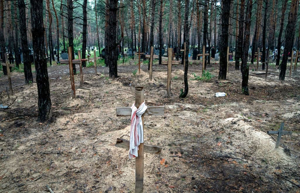 Antes de comenzar los trabajos de exhumación, investigadores con detectores de metales peinaron la zona en busca de explosivos ocultos.