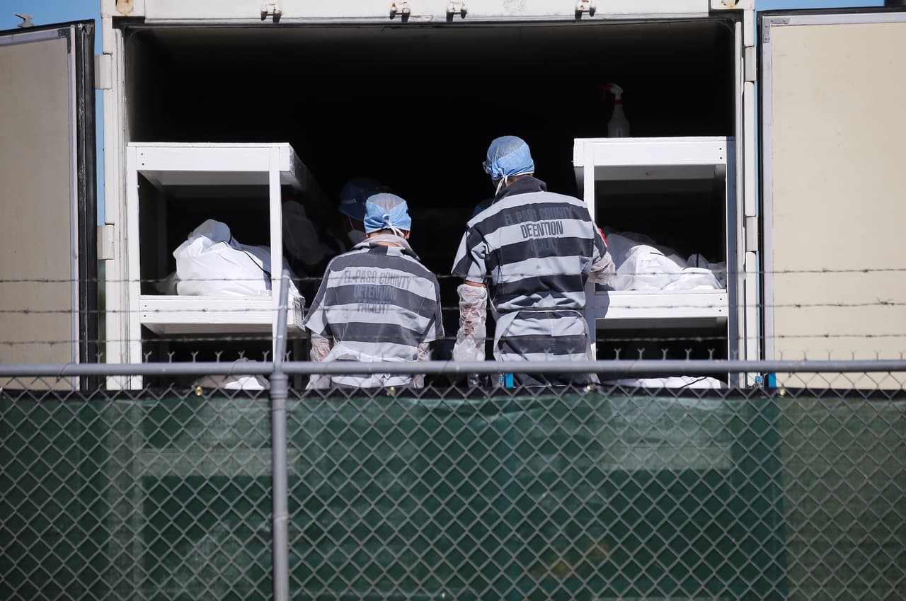 Prisioneros de un centro de detención en el condado de El Paso trabajan en una morgue en la ciudad fronteriza, la sexta más grande de Texas y uno de los focos de la nueva ola de la pandemia. 
<br>