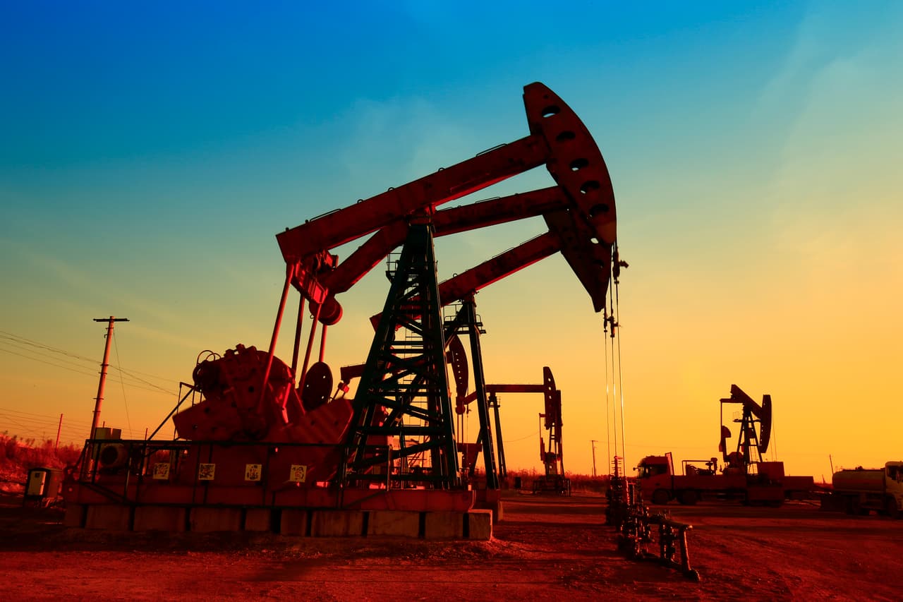También a mediados de abril, el petróleo conoció su precio más bajo en la historia alcanzando un valor menor a los cero dólares por barril a causa de la crisis por la pandemia del COVID-19.