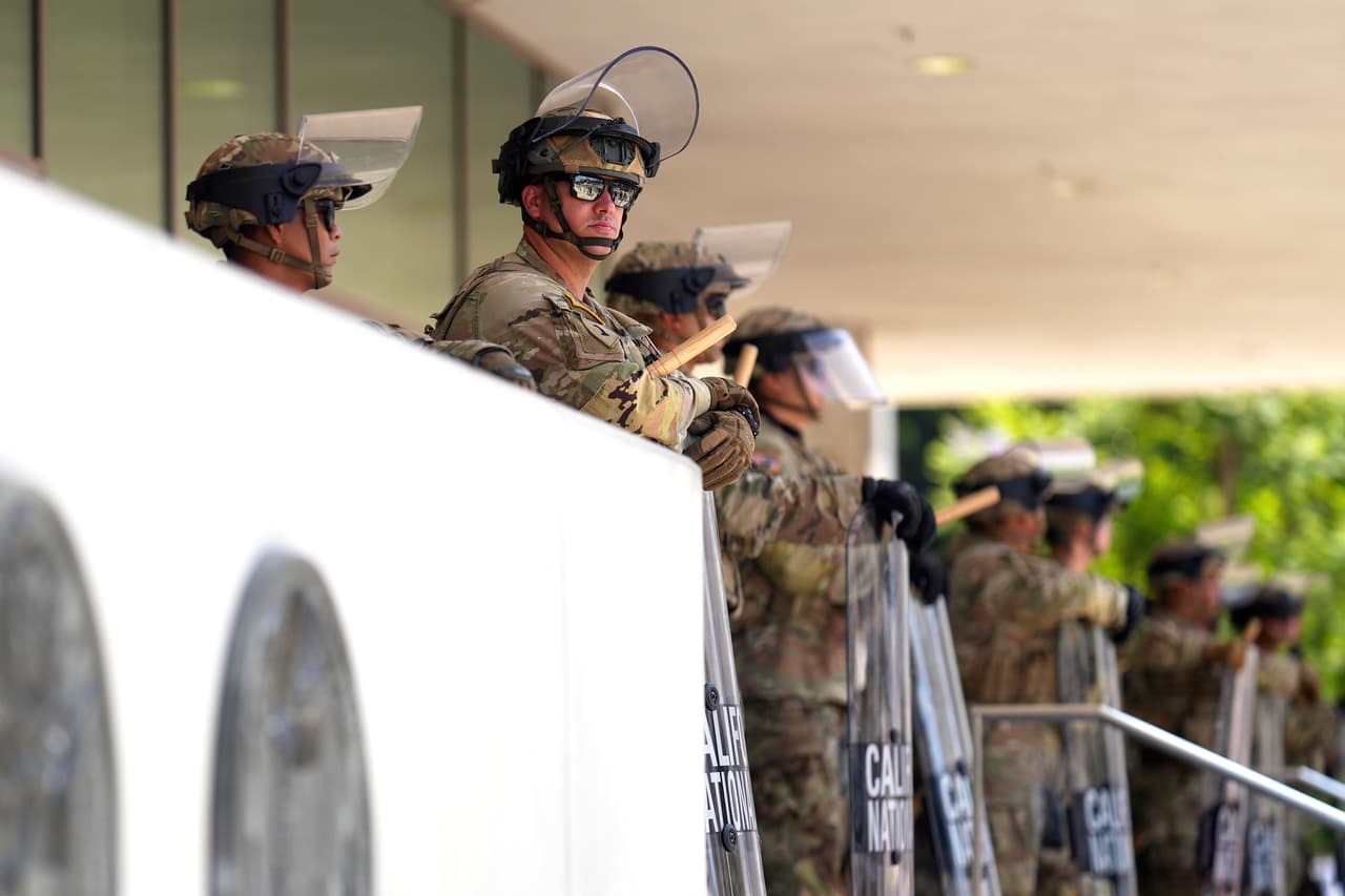 La Guardia Nacional monta guardia cerca del centro de detención metropolitano el lunes 9 de junio de 2025, en el centro de Los Ángeles, California.