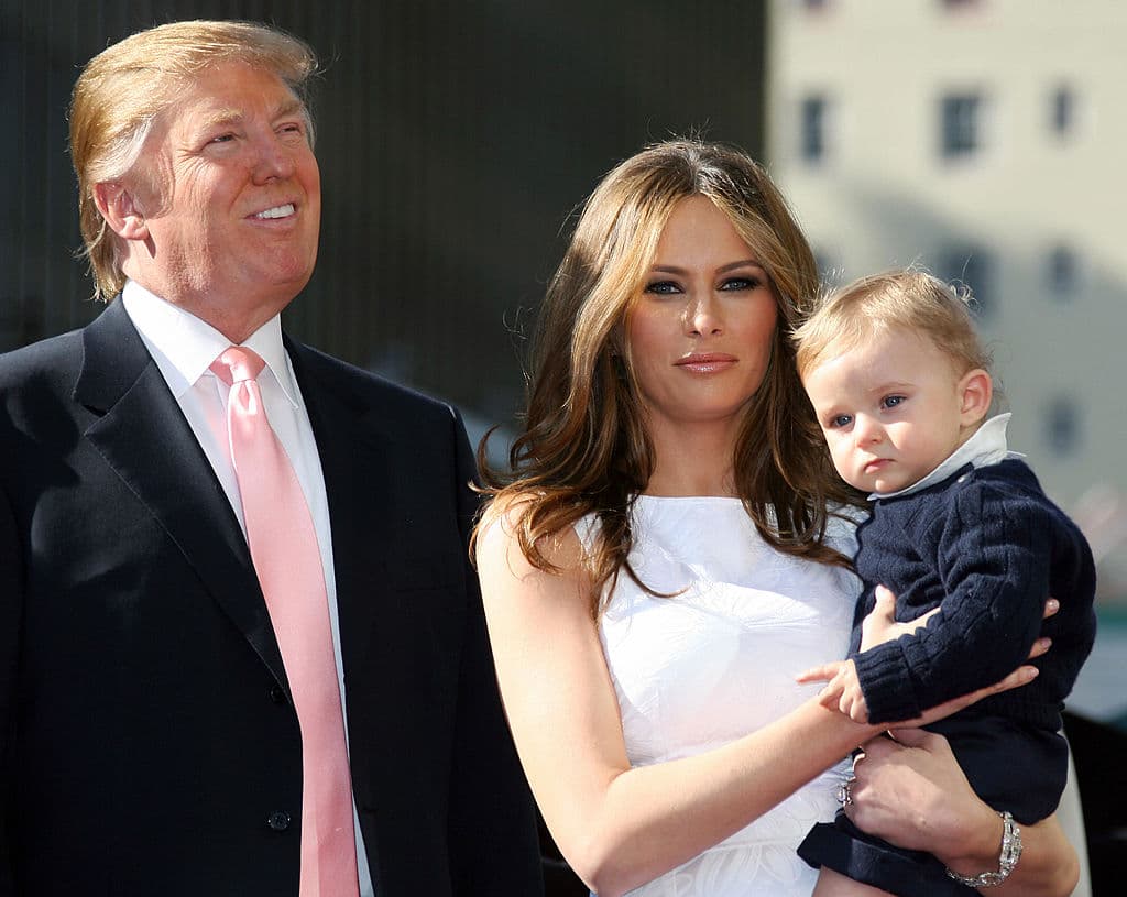 <a href="https://www.univision.com/noticias/politica/melania-trump-obtuvo-una-visa-einstein-y-muchos-se-preguntan-como-lo-hizo" target="_blank">Melania y Donald Trump se conocieron a finales de los 90. Ella modelo de origen esloveno</a>, 
<b>él una <i>celebrity</i> de TV y desarrollador inmobiliario. En 2005 se casaron y el 20 de marzo de 2006 nació Barron, su único hijo en común.</b> Esta foto de 2007, Donald y Melania con Barron, de 10 meses, en un evento en Hollywood, California.