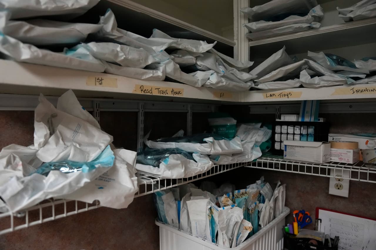 La 
<a href="https://www.univision.com/noticias/estados-unidos/corte-federal-permite-a-texas-seguir-aplicando-ley-antiabortos">ley de Texas</a> y la dificultad para programar citas fuera del estado también obligan a las mujeres a esperar más, lo que significa un mayor gasto, más riesgo y menos opciones para interrumpir el embarazo, explicó Rebecca Tong, directora coejecutiva de Trust Women.