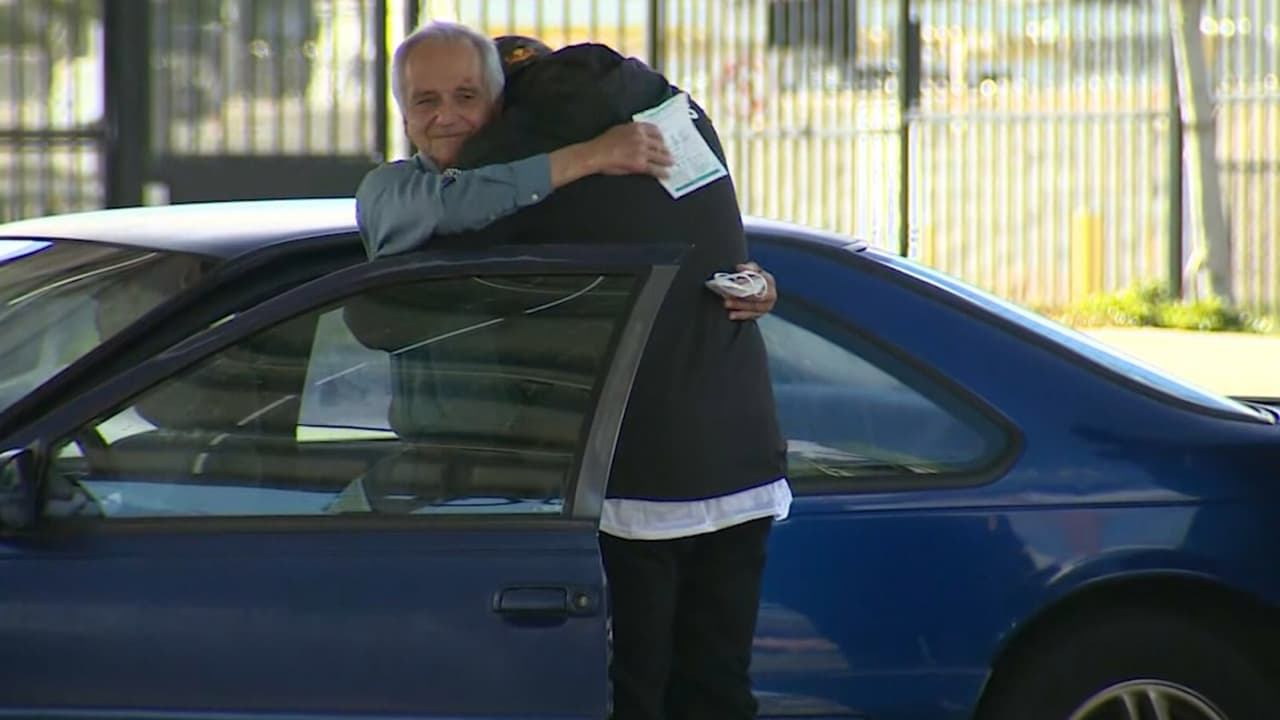 Un profesor hispano llevaba 8 años viviendo en su automóvil. Mira lo que hicieron sus alumnos
