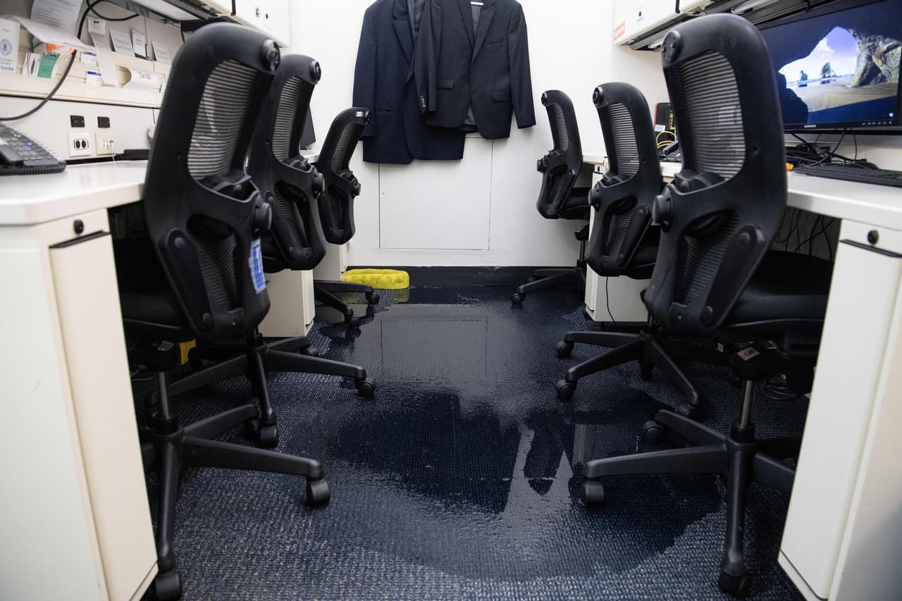 El agua en el piso de la sala de prensa de la Casa Blanca, uno de los sótanos afectados por la fuerte lluvia. Empleados del gobierno drenaron los charcos de agua estancada con aspiradoras.