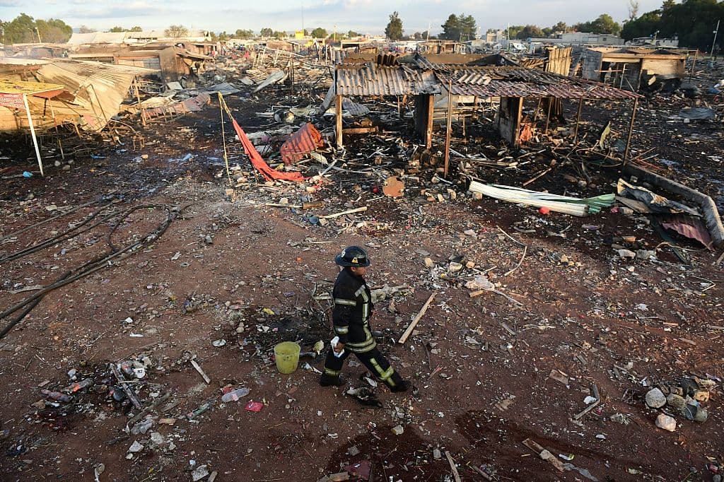 Una vista general de cómo quedó el mayor mercado de pirotecnia de México tras la explosión y el incendio