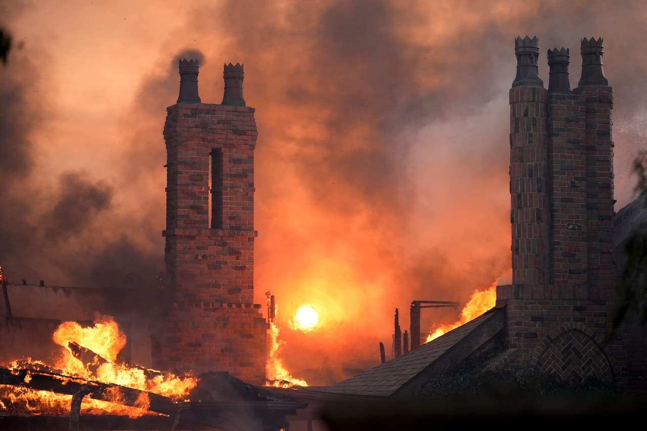 El
<b> Mountain Fire</b> 
<a href="https://www.univision.com/local/los-angeles-kmex/mountain-fire-obliga-a-evacuaciones-condado-ventura-destruye-hogares">creció rápidamente en el noroeste de Los Ángeles</a>, obligando a la evacuación de 10,000 personas y amenazando 3,500 estructuras en Camarillo, según informó el gobernador Gavin Newsom.