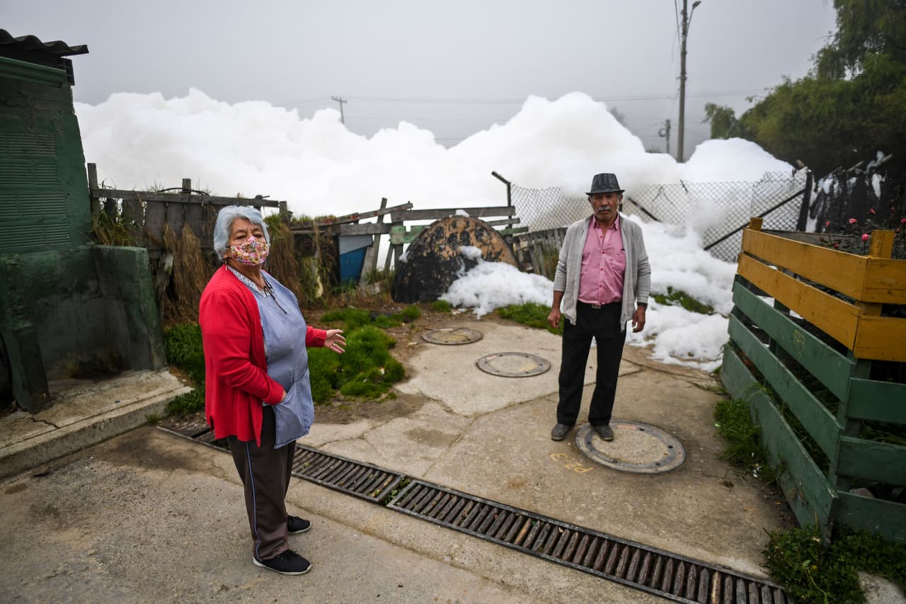 Expertos señalan que la espuma se forma porque el Balsillas, 
<b>un afluente del rio Bogotá, arrastra "altas cargas de materia orgánica y tensoactivos", como se conoce a los detergentes, shampoos y otros productos de aseo doméstico que terminan en las alcantarillas. </b>
<br>
<br>