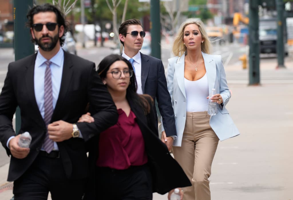 Julian Rudolph, a la izquierda, y Ana Bianca Rudolph, de blanco y a la derecha, son los dos hijos adultos del matrimonio entre Larry Rudolph y su esposa, Bianca. Hasta ahora, los hijos no han querido hablar públicamente del caso.