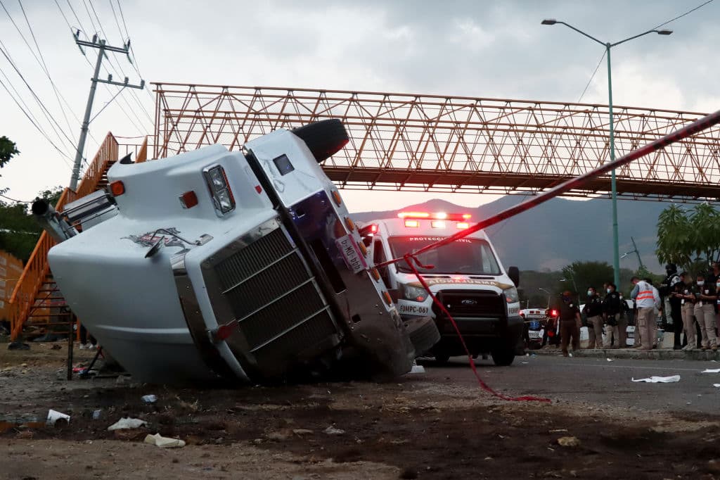 <h2 class="cms-H2-H2">9 de diciembre de 2021, México</h2>
<br>
<br>Un camión que transportaba unos 200 migrantes se estrelló contra la base de un puente peatonal de acero 
<a href="https://www.univision.com/noticias/america-latina/trailer-con-decenas-de-inmigrantes-a-bordo-vuelca-en-chiapas">en Tuxtla Gutiérrez</a>, en la capital del estado sureño de Chiapas, México, matando a 56 e hiriendo a docenas.