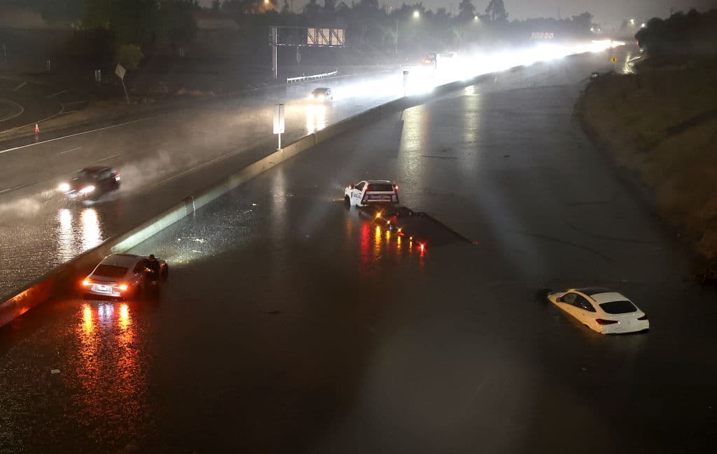 Contrario a lo que pensaban los conductores, no hubo esquina más llana que permitiera cruzar al otro lado.
