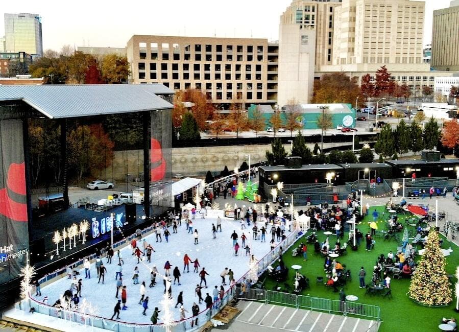 <b>IDEA 4: Visita mercados de temporada. </b>Si te faltan compras de último minuto, 
<b><a href="https://www.univision.com/local/north-carolina-wuvc/eventos-navidenos-raleigh-2023-fotos">podrías considerar visitar uno de los mercados de temporada</a></b> que hay en el área de El Triángulo y en otras regiones del estado, para obtener ese regalo único de Navidad y uno que otro adornito que no sabías que te hacía falta en casa.