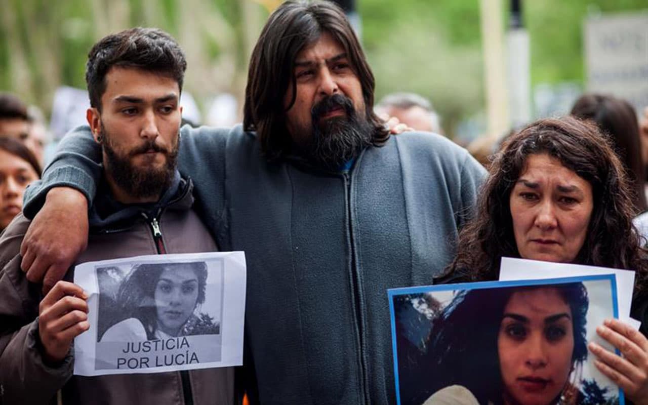 Lucía Pérez llegó el 8 de octubre de 2016 a un centro de salud 
<a href="https://www.univision.com/noticias/violaciones/el-violento-caso-de-abuso-sexual-y-asesinato-de-una-joven-que-reaviva-las-protestas-en-argentina"><b>llevada por sus mismos agresores, quienes tras ultrajarla la bañaron y vistieron para intentar esconder el crimen.</b></a> Dijeron que había tenido una sobredosis y por eso colapsó, pero su cuerpo llegó sin vida y los médicos no lograron reanimarla. La autopsia fue determinante: "Le introdujeron un objeto romo por vía anal que derivó en un reflejo vagal y en un paro cardiorrespiratorio". Los padres de Lucía Pérez, Guillermo Pérez (centro) y Marta Montero (der.), durante una marcha en Mar del Plata, Argentina, en repudio al asesinato de su hija en esta localidad costera.