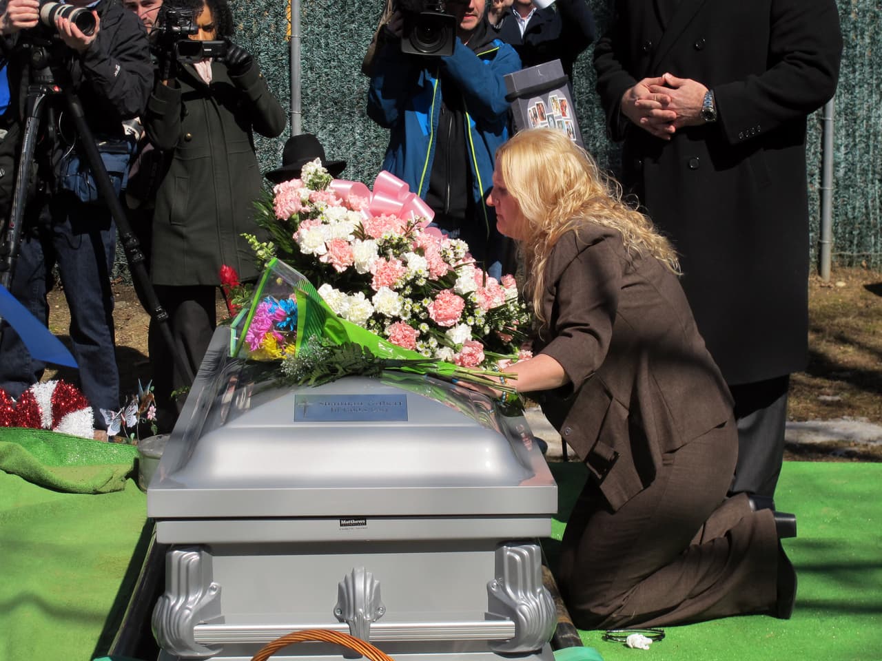 Mari Gilbert reza sobre el ataúd de su hija Shannan Gilbett en el cementerio de Amityville el 12 de marzo de 2015. Gilbert llamó al 911 en 2010 cuando salía corriendo de la casa de un cliente, diciendo que alguien la perseguía.
<br>