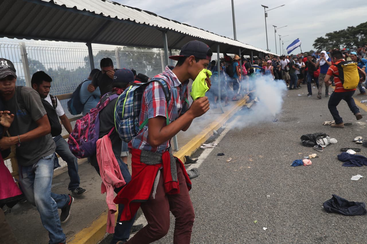 La multitud afectada por los gases lanzados por las autoridades mexicanas.