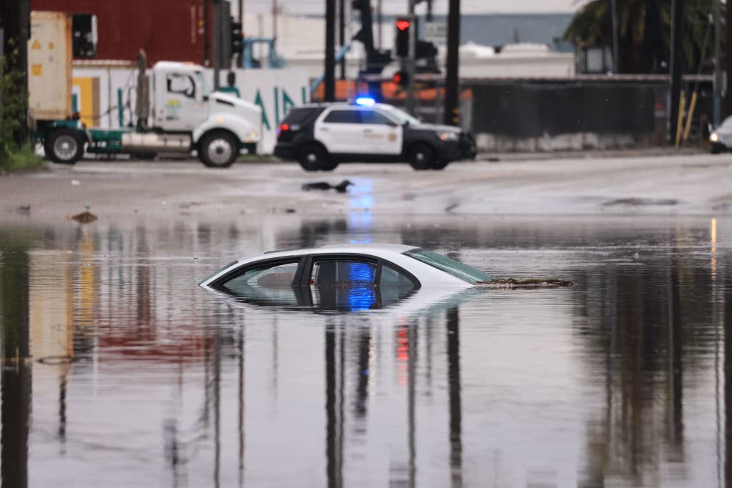 Cerraron el acceso a la zona hasta asegurarse de que el origen de la situación fuera identificado y se tomaran las medidas para corregirlo. El próximo domingo, se anticipa que 
<b><a href="https://www.univision.com/local/los-angeles-kmex/edicion-digital-california/tormenta-deja-mas-de-una-pulgada-de-agua-en-los-angeles-sera-mas-fuerte-la-proxima-video" target="_blank">una segunda tormenta traiga más lluvia al sur de California</a></b>.