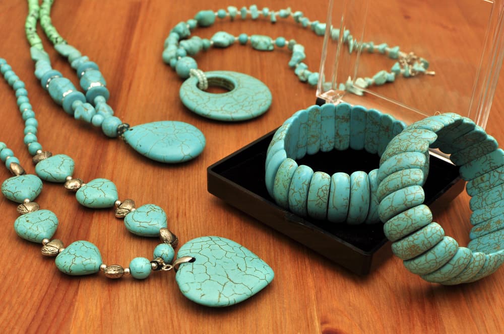 No sólo la piedra de turquesa es un amuleto perfecto para Acuario, sino que pueden usar el tono para su ropa, para sus objetos decorativos, para pintar sus paredes. Es un tono que irradia serenidad y les traerá buena suerte en su vida.