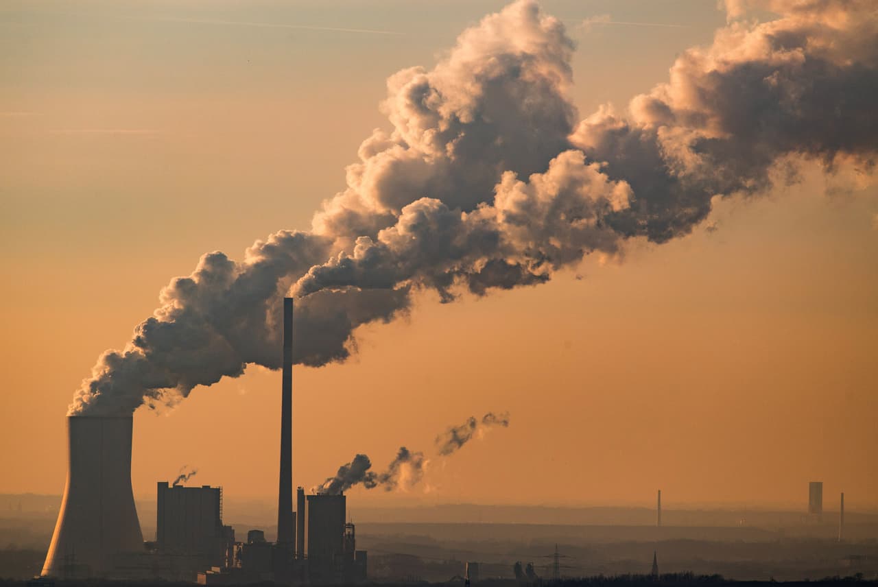Los combustibles fósiles alimentaron la revolución industrial y las imágenes de chimeneas humeantes representaron la idea de progreso durante años. Sin embargo, la combustión de petróleo, carbón y gas también causó la mayor parte del aumento histórico en los niveles atmosféricos de gases de efecto invernadero que atrapan el calor. Según los estudios científicos, este aumento de los gases de efecto invernadero está cambiando el clima de la Tierra.