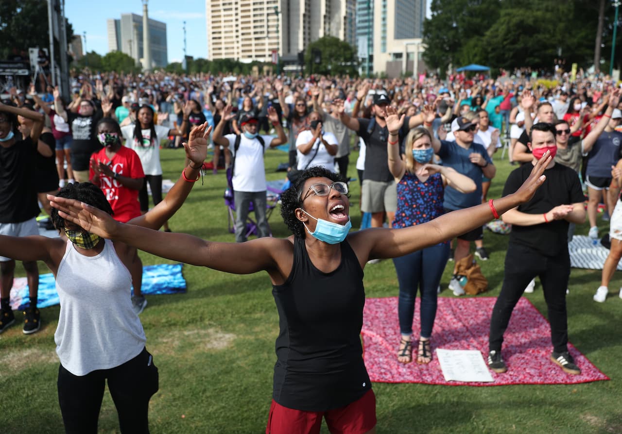 Un grupo de afroestadounidenses protegidos con máscaras contra el coronavirus se reunieron para celebrar Juneteenth en un parque de Atlanta, Georgia. En 2020 la fecha coincidi´ó con la pandemia de covid-19 y la oleada de protestas por la muerte de el afroestadounidense George Floyd en manos de la policía. 
<br>
<br>
<a href="https://www.univision.com/noticias/politica/que-es-juneteenth-la-centenaria-fiesta-afroestadounidense-que-trump-ignoraba-y-ahora-quiere-apropiarse"><u>Lea aquí qué es ‘Juneteenth’, la centenaria fiesta afroestadounidense </u></a>
<br>