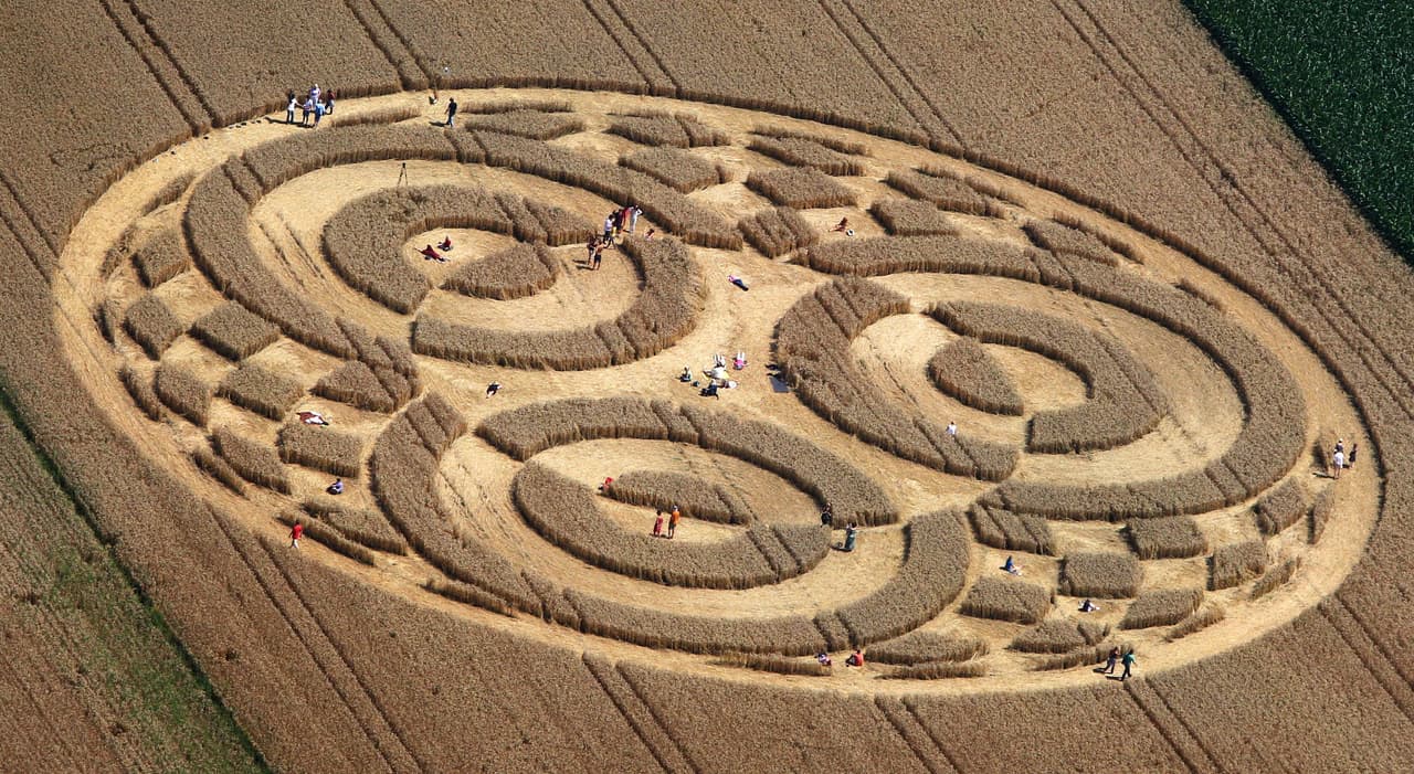 Uno de los primeros fenómenos se dio en Queensland, Australia, cuando un granjero juraba haber visto a un ovni salir de un pantano y, al revisar el área, ver que dejó un diseño circular gigantesco. La policía y científicos concluyeron más tarde que lo más probable fue que el círculo se formó en el cultivo por "causas naturales".