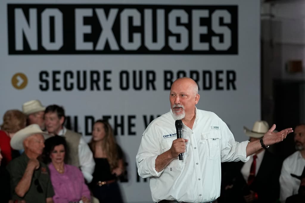 El congresista Chip Roy, republicano de Texas, fue el encargado de presentar al candidato republicano Ron DeSantis, en una reunión pública en Eagle Pass, Texas, este lunes.