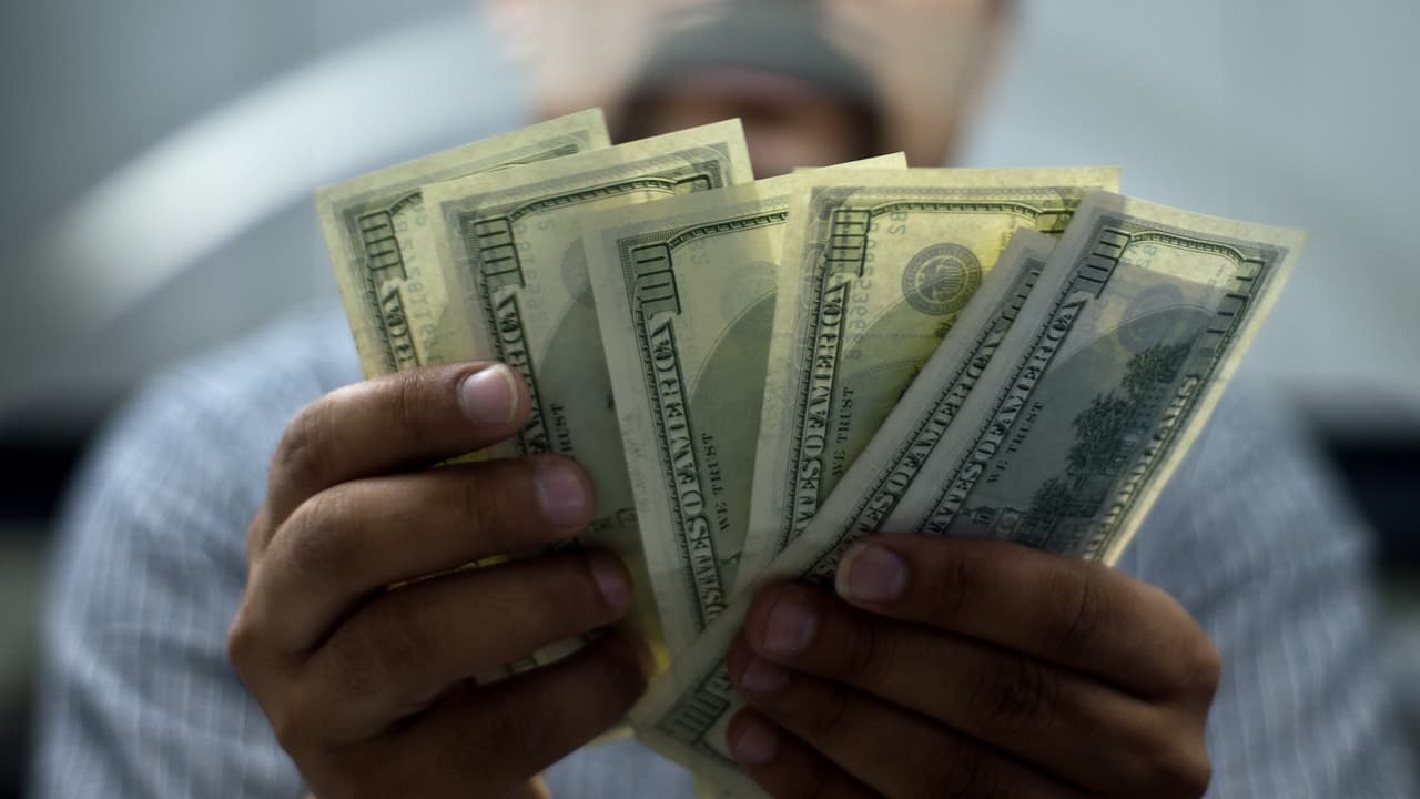 El especialista en finanzas Carlos Guamán explicó que las agencias de cobro sí se pueden quedar con el dinero del 
<a href="https://www.univision.com/local/los-angeles-kmex/cheque-de-estimulo-economico-biden-cambios-exclusiones-california-1">cheque de estímulo</a>, por lo cual es recomendable saber a quién se le debe y por qué concepto. “
<b>Muchos están en un nivel de deuda que tan pronto ingresan fondos al banco estos son descontados</b>”, aclaró Guamán.