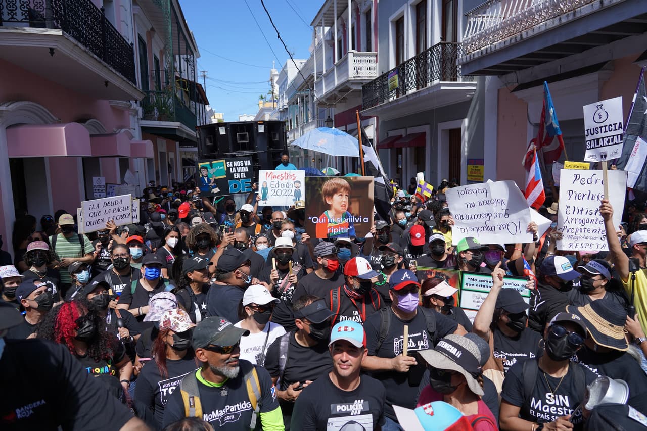 La 'Gran Marcha por la Indignación' llevó a miles de servidores públicos este miércoles hasta La Fortaleza, residencia del gobernador Pedro Pierlusi, para 
<b><a href="https://www.univision.com/local/puerto-rico-wlii/gobernador-pierluisi-puerto-rico-nadie-obligado-policia-bombero" target="_blank">exigir justicia salarial</a></b>, entre otras cosas.
