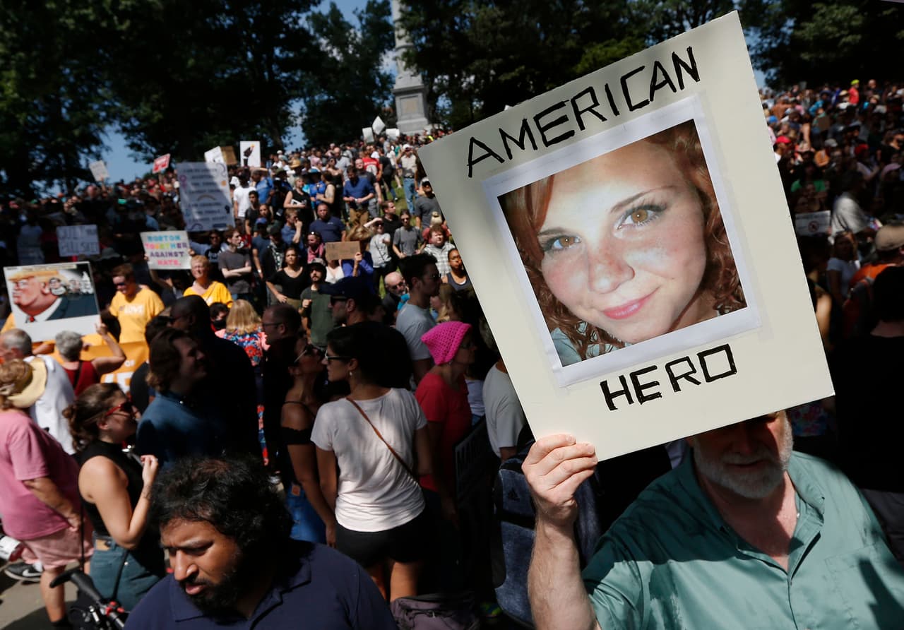 <b>"Héroe estadounidense"</b> es el mensaje que acompaña a esta fotografía de Heather Heyer, la mujer de 32 años que falleció el pasado sábado luego de que un presunto supremacista blanco arrollara a manifestantes en Charlottesville, Virginia.