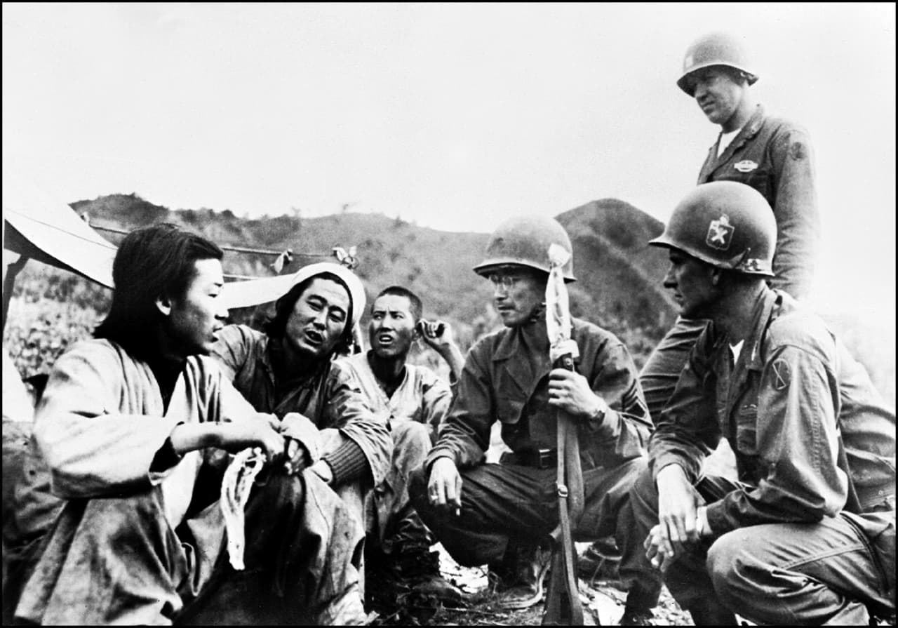 <b>1950, Guerra de Corea. </b>El ejército de Corea del Norte -con respaldo de la Unión Soviética- lanza un ataque el 25 de junio de 1950 contra Corea del Sur invadiendo el paralelo 38 que dividía a ambos países desde 1945. Aquí, otra vez China y EEUU se sitúan en lugares opuestos: el gigante asiático apoya a Corea del Norte mientras que EEUU respalda al sur en un sangriento conflicto que duró 3 años y en el que murieron y desaparecieron cerca de cuatro millones de personas.