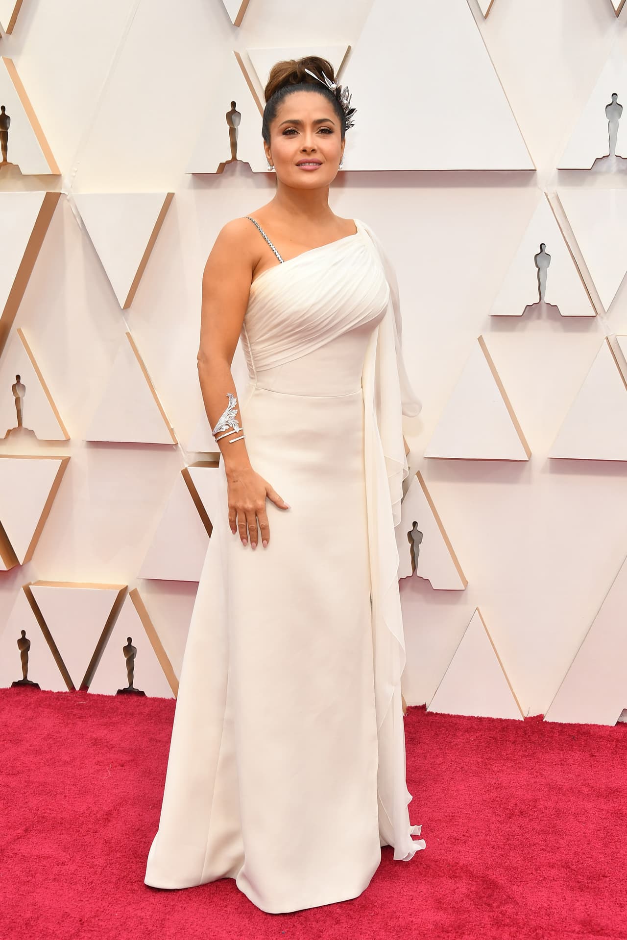 Con un largo vestido blanco, con un hombro descubierto, firmado por Gucci, la mexicana Salma Hayek llegó a la alfombra roja de los premios Oscar 2020.