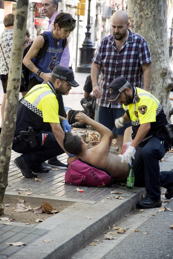 Imagen de este 17 de agosto de 2017. Un herido es asistido en el área en la Rambla de Barcelona, España, después de que una furgoneta arrollara a una multitud, dejando 13 muertos y decenas de heridos. La policía confirmó que se trataba de un "ataque terrorista".