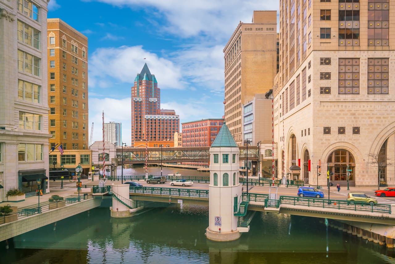 <b>Milwaukee (Wisconsin)</b>
<br>
<br>
<b>Aumento de la tasa de homicidios entre 2020 y 2021: 2%.</b>
<br>
<br>El 5% de aumento en los asesinatos en 2021 representa 218 muertes adicionales en esas ciudades. El 44 % más en comparación con 2019 representa 1,298 asesinatos adicionales.
<br>