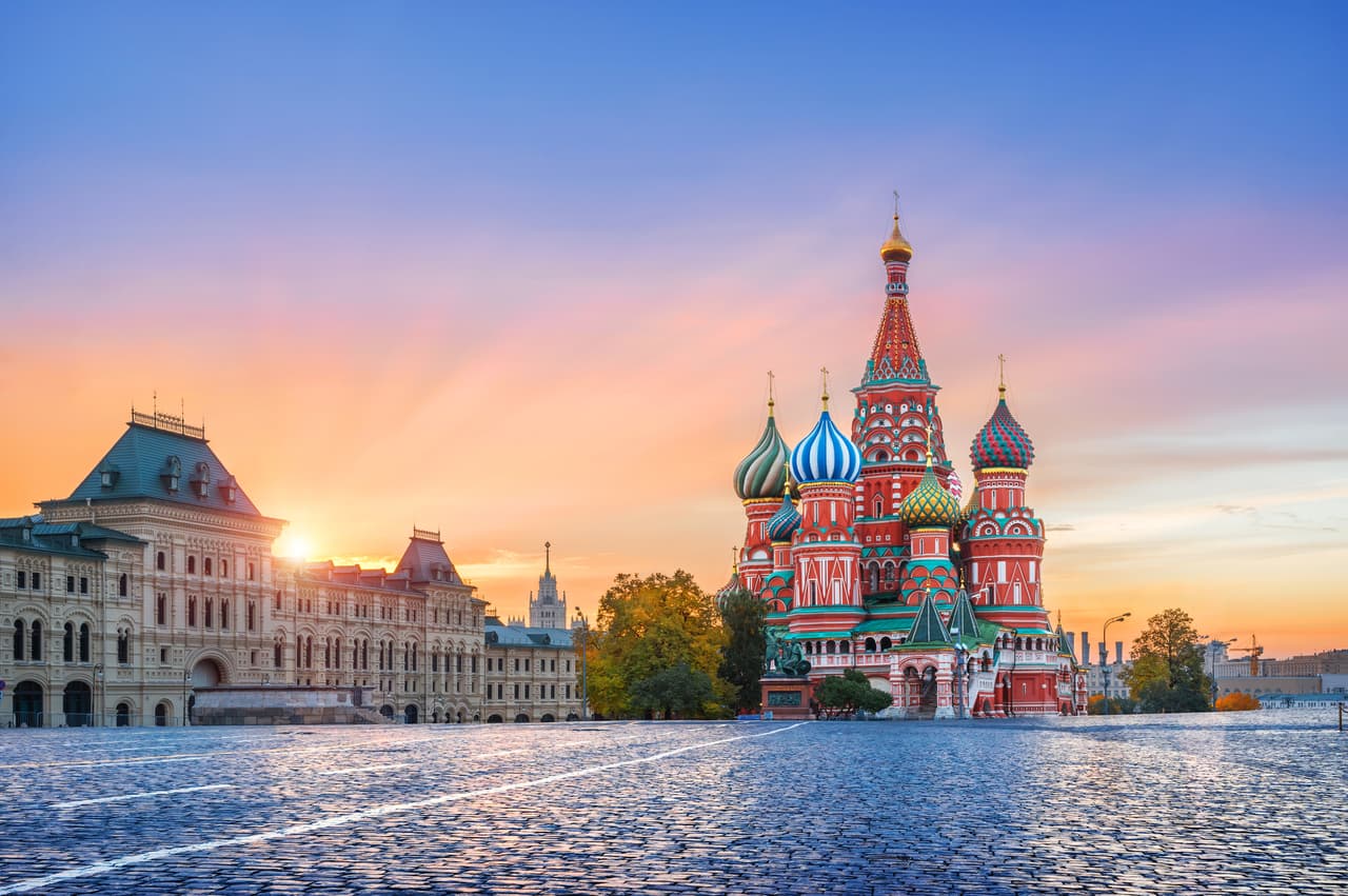 <h3 class="cms-H3-H3">12. Rusia</h3>
<br>
<br>🛫 
<b>Factores de riesgo: </b>La invasión de Rusia a Ucrania ha causado una mayor presión sobre ciudadanos estadounidenses por parte del régimen de Putin.
<br>
<br>🛫 
<b>Advertencia más reciente del Departamento de Estado: </b>15 de agosto de 2022. 
<br>