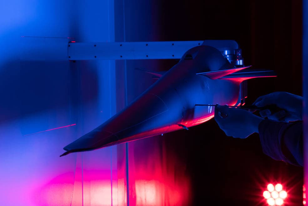 El gran estruendo sónico fue uno de los factores que 
<a href="https://www.univision.com/noticias/tecnologia/asi-seran-los-aviones-supersonicos-de-la-nasa-que-no-hacen-ruido">limitaron el éxito del Concorde</a>, que voló por última vez en 2003 y al que esperan que el X-59 mejore. Ese avión tenía que bajar a velocidades subsónicas 
<b>cuando volaba sobre tierra o cerca de la costa.</b>