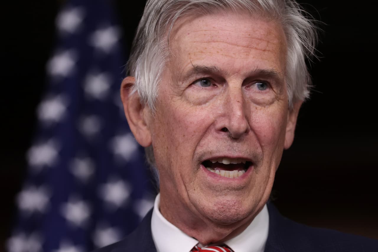 Don Beyer, el representante de Virginia, llamó a Biden “un gran estadounidense” que “tomó una decisión difícil que pocos podrían haber tomado, mostró su carácter y puso a su país en primer lugar”.