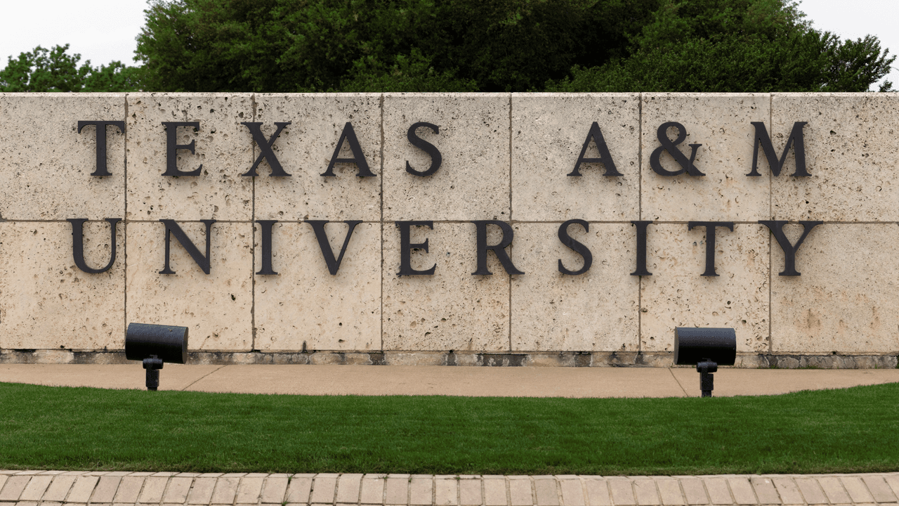 <h2 class="cms-H2-H2"><b>Ley SB 17</b></h2>
<br>La ley SB 17 
<b>elimina el requisito de tener contrataciones en escuelas de educación pública superior en Texas a personas con base en factores de diversidad</b>, equidad e inclusión (DEI, por sus siglas). Tampoco podrán tener una oficina que conlleve labores sobre la diversidad, equidad e inclusión.
<br>
<br>Con DEI, la SB 17 menciona que entran factores como “raza, color o etnicidad”.
<br>