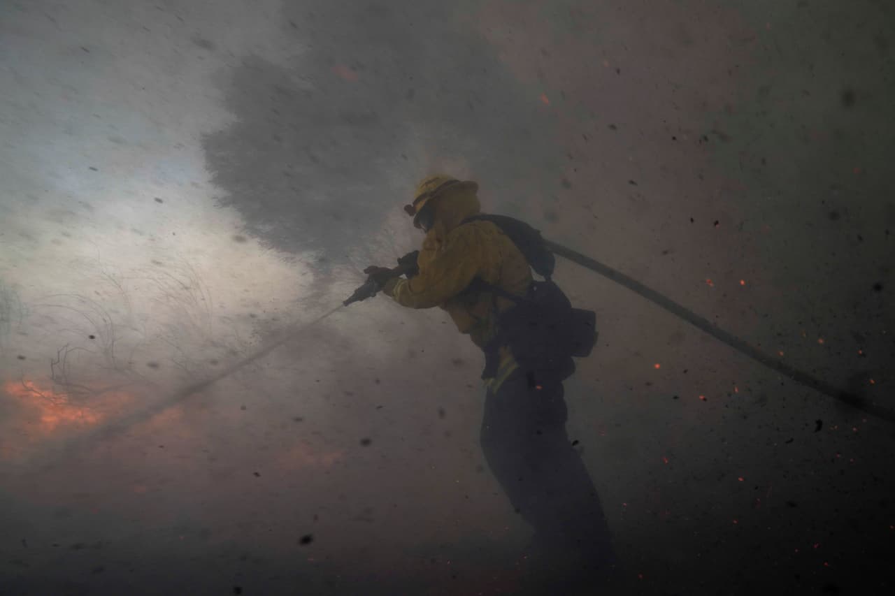 Las autoridades esperan que los vientos de Santa Ana den una tregua en las próximas horas lo cual permitirá reforzar las labores de contención por aire, ya que por los fuertes vientos reportados el lunes, los helicópteros y aviones de los bomberos no pudieron despegar y las llamas debieron ser contenidas solo en tierra.