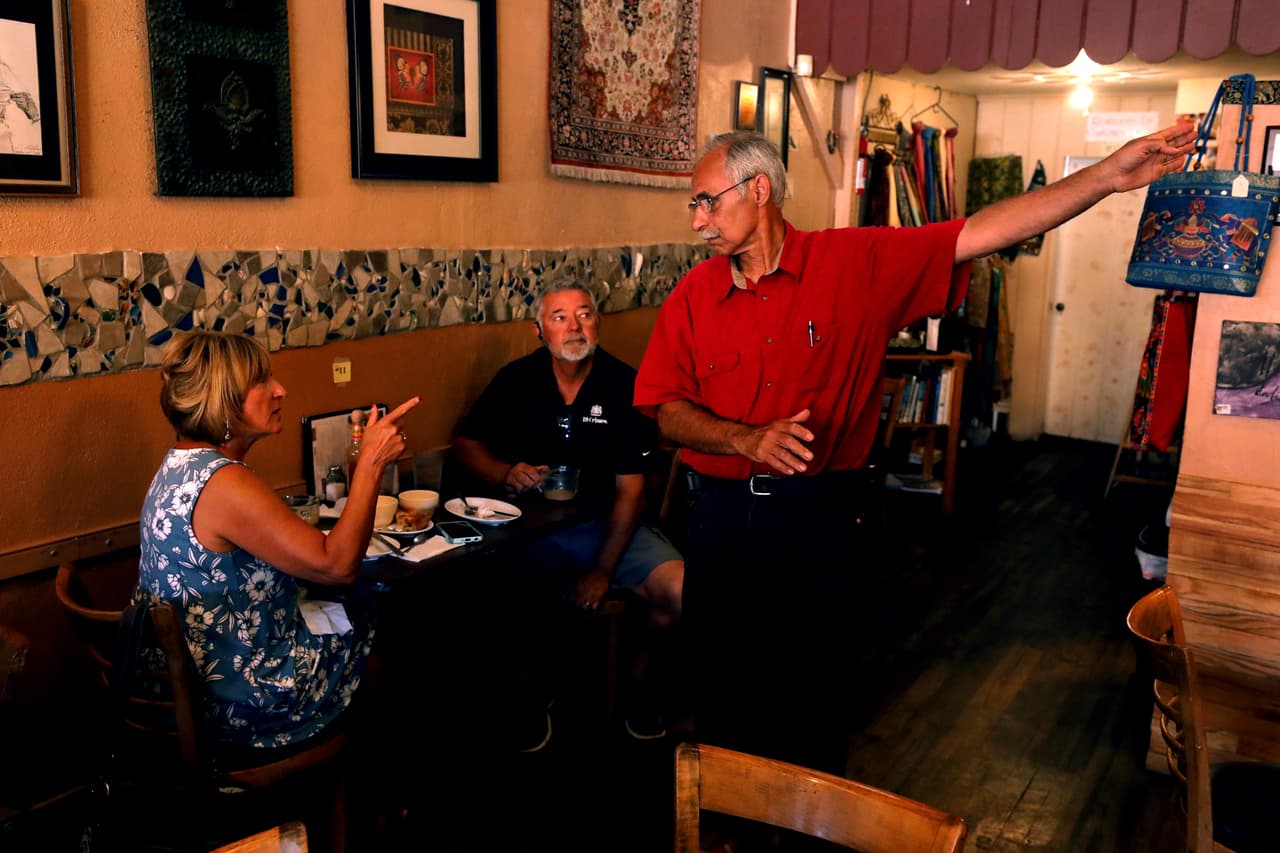 Las advertencias de la policía y los funcionarios de salud no impidieron que el Horseshoe Cafe en Wickenburg sirviera a clientes que esperaron sentados su orden y comieron allí.
