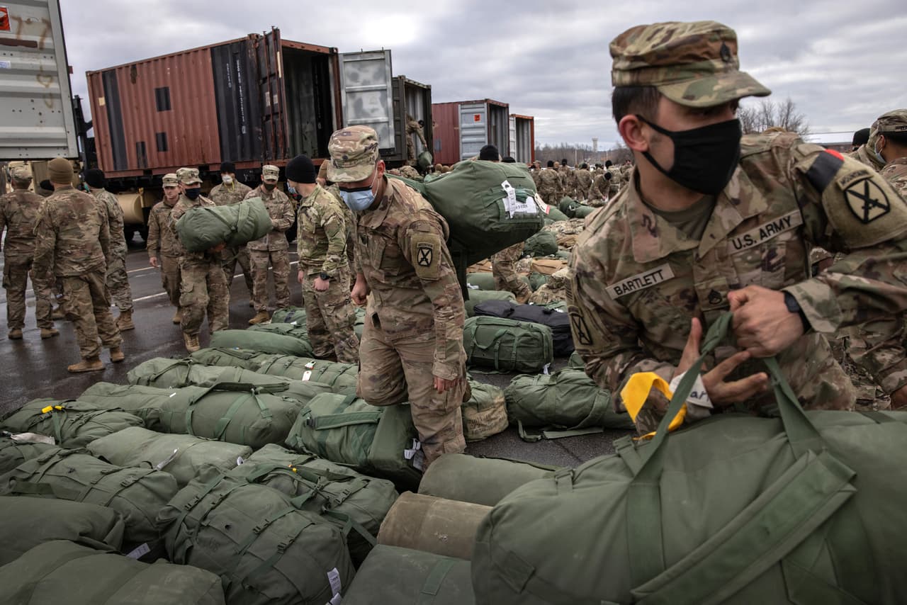 Soldados del ejército de Estados Unidos en Fort Drum, Nueva York, el 10 de diciembre de 2020. Regresaban luego de estar 10 meses en Afganistán. 
<br>
<br>Luego del acuerdo con el 
<a href="https://www.univision.com/temas/taliban"><u>Talibán</u></a>, la administración Trump tenía planeado que todas las fuerzas estadounidenses estuvieran fuera de ese país para el 1 de mayo de 2021.
<br>
<br>Mark Esper, ex secretario de Defensa del gobierno de Donald Trump, dijo que sintió preocupación porque el entonces presidente "socavara" el acuerdo con los talibanes al presionar para que las tropas estadounidenses salieran de ese país cuanto antes, 
<a href="https://www.univision.com/noticias/politica/secretario-defensa-esper-biden-trump-afganistan-acuerdo"><u>sin que se obligara a los insurgentes a cumplir una serie de condiciones primero</u></a>.