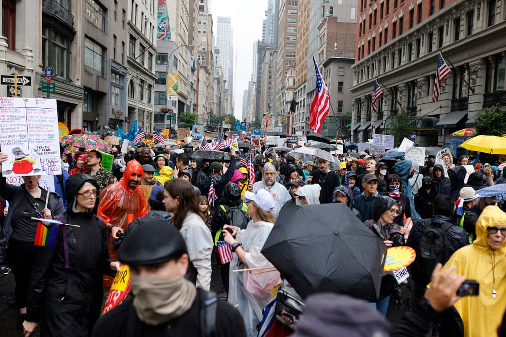Bajo la lluvia, decenas de miles inundan Manhattan en protesta contra políticas de Donald Trump