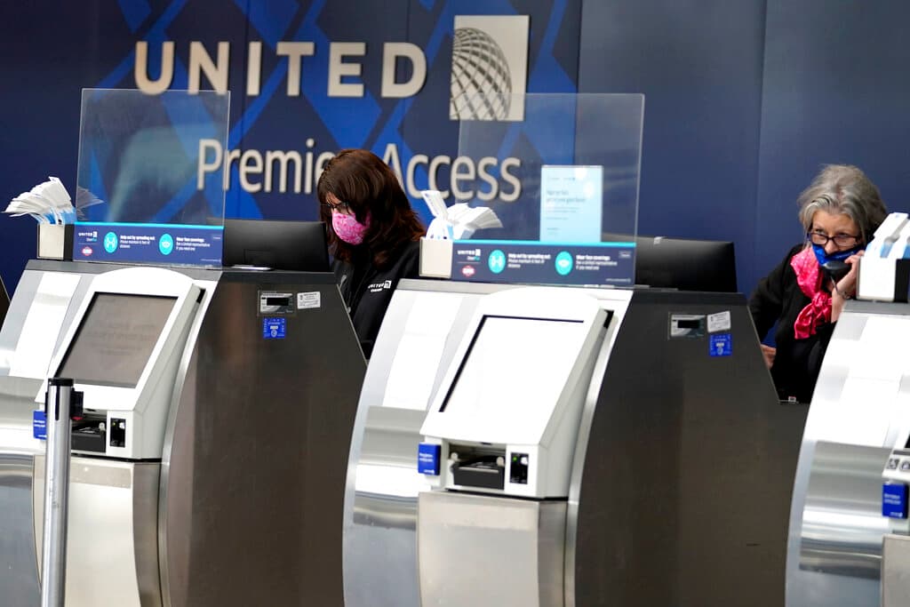 Los CDC también exigen que las aerolíneas recopilen información de contacto para los viajeros aéreos internacionales, independientemente del estado de vacunación, para facilitar el rastreo de contactos.
<br>