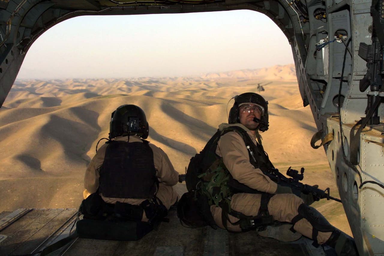 Tropas estadounidenses cruzando en helicóptero desde Tayikistán a Afganistán, el 15 de noviembre de 2001. Estados Unidos y sus aliados de la OTAN aplastaron al régimen 
<a href="https://www.univision.com/temas/taliban"><u>Talibán</u></a> y antes del final de 2001 ya estaba fuera del poder. 
<br>
<br>Al principio la ocupación fue relativamente exitosa y se instaló un gobierno pro-occidental. Sin embargo, este nuevo régimen no pudo mantener la estabilidad y el 
<a href="https://www.univision.com/temas/taliban"><u>Talibán </u></a>reconstruyó su capacidad de combate.
<br>
