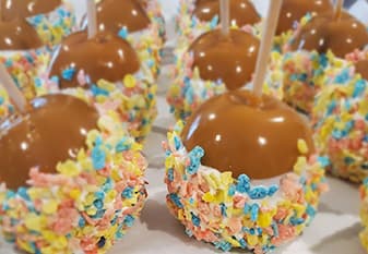 <h3 class="cms-H3-H3">Manzanas dulces gourmet</h3>
<br>Manzanas caseras de caramelo con sal marina y un toque de carnaval sureño. ¡Experimente el caramelo cremoso frito a la perfección en nuestra masa casera y luego cubierto con chocolate belga y azúcar en polvo!