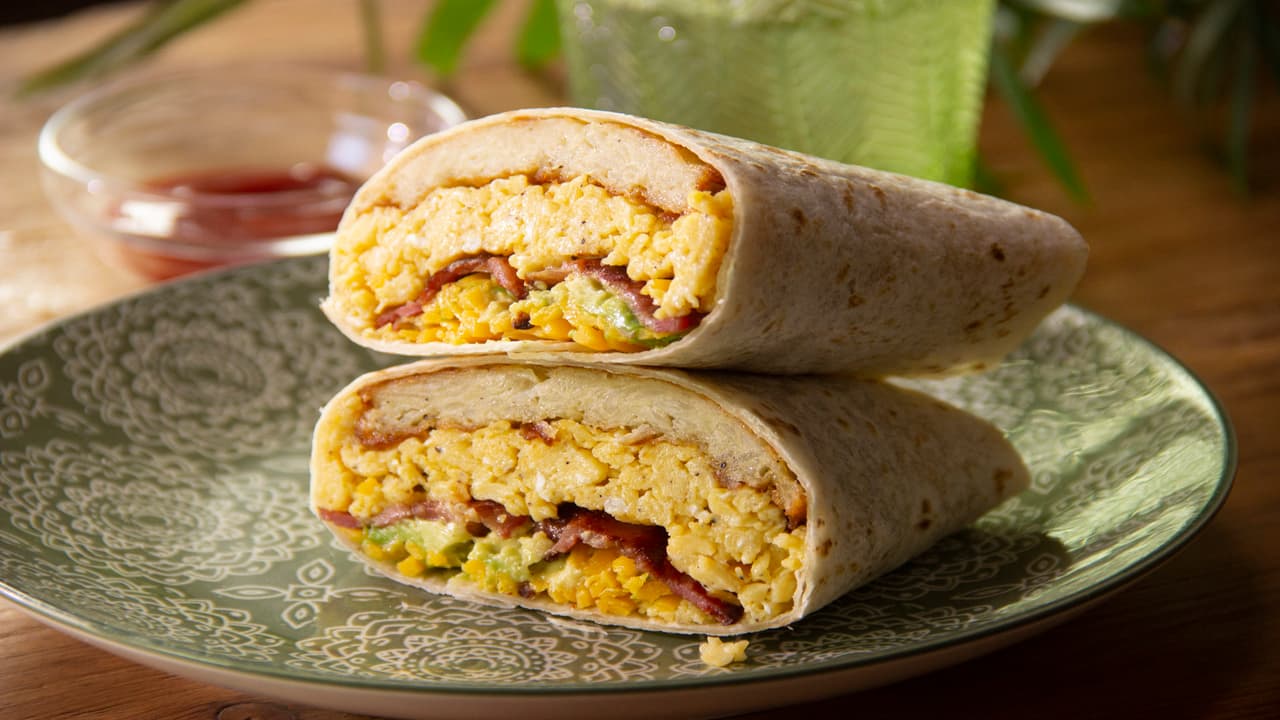 Burrito de huevo, hash brown y tocino