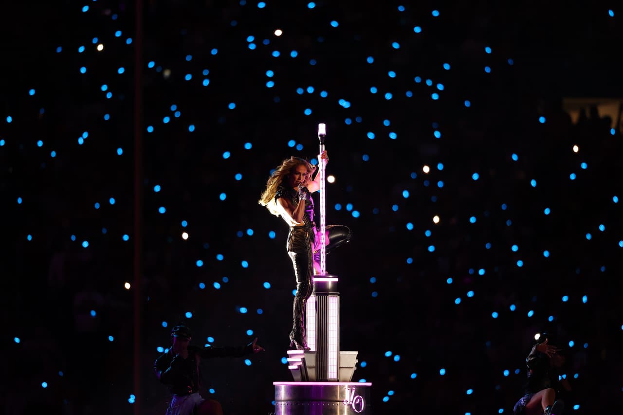 Por su parte, JLo también registró un incremento en algunos de sus éxitos. 'Get right' tuvo el mayor salto con el 735%. 'Waiting for tonight' aumentó 685%. 'Let's get loud' y 'Jenny from the block' tuvieron 500% cada una.
<br>