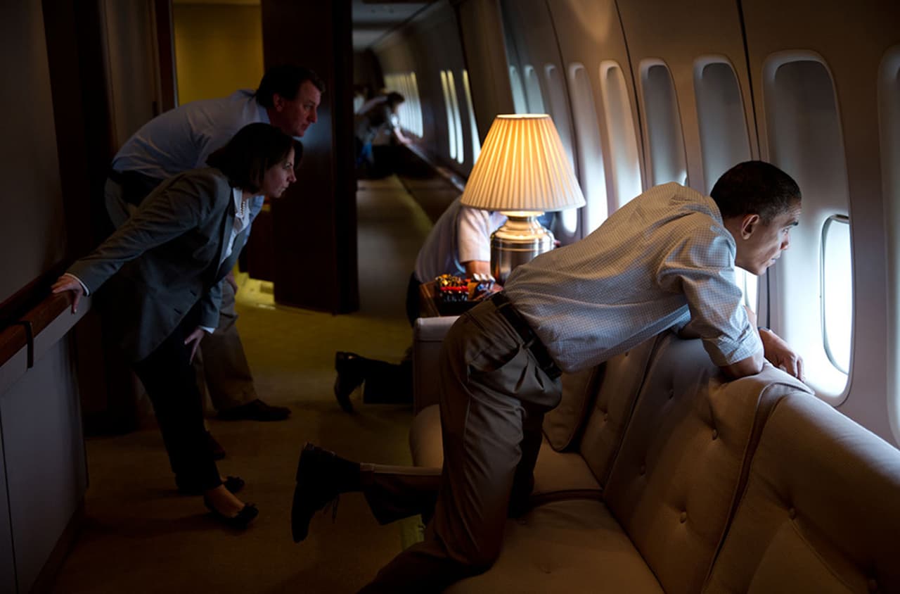 <b>Los destrozos del tornado.</b> El presidente y otros miembros del personal de la Casa Blanca miran por la ventana del Air Force 1 los daños causados por los tornados sobre Moore, Oklahoma, 2013.