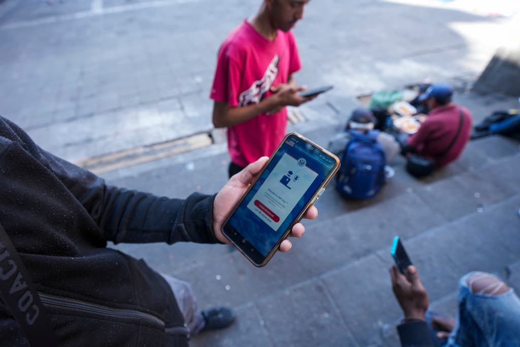 El gobierno de Trump revoca estatus legal a migrantes que entraron a EEUU con la app CBP One de la era Biden
