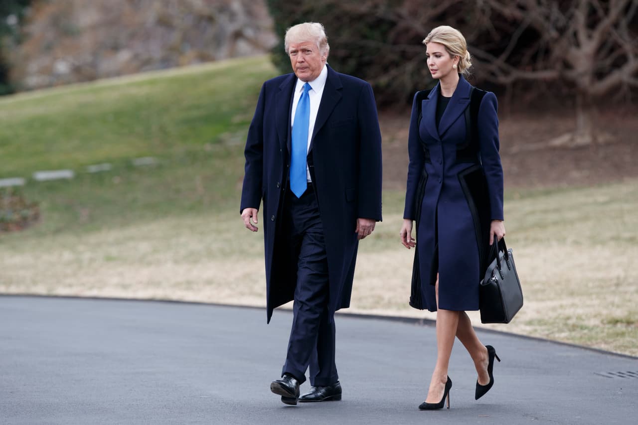 <b>Día 69/Marzo 29:</b> Con el título de asistente especial del presidente,
<a href="http://www.univision.com/personas/ivanka-trump/las-criticas-eticas-fuerzan-a-ivanka-trump-a-hacerse-empleada-del-gobierno-federal"> <b>Ivanka Trump pasará a ser oficialmente una empleada del gobierno federal para poder asesorar</b></a> a 
<b><a href="http://www.univision.com/temas/donald-trump">Donald Trump</a> </b>en la Casa Blanca, anunció en un comunicado la hija mayor del presidente estadounidense. La decisión parece ser una respuesta ante las críticas de varios expertos en ética que opinaban que la función de “asesora informal” que pretendía ejercer Ivanka desde la oficina que ya tiene en la residencia presidencial le permitía evadir ciertas reglas.
<br>