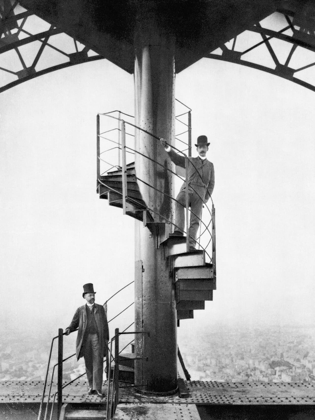Gustave Eiffel (a la izquierda) camina por la Torre Eiffel recién terminada, en 1889, el año de la Exposición del Centenario para la cual fue construida. La controvertida torre fue el edificio más alto del mundo hasta la construcción del edificio Chrysler de la ciudad de Nueva York.