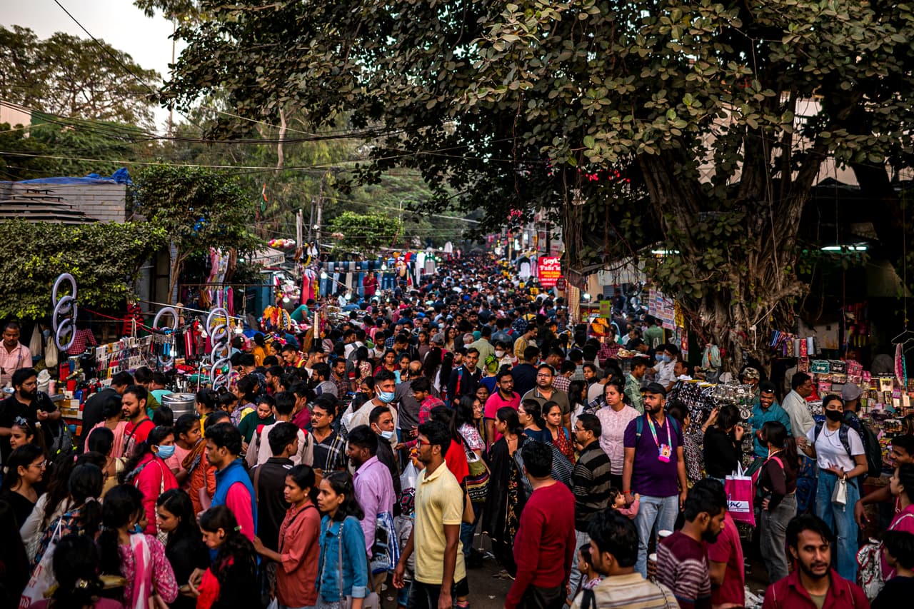 <h2 class="cms-H2-H2">1. India superará a China como el país más poblado del mundo</h2>
<br>
<br>2022 fue el año en que la población mundial 
<a href="https://www.univision.com/noticias/medio-ambiente/poblacion-mundial-8-000-millones-de-personas-onu-india-china">superó los 8,000 millones de personas</a>, de acuerdo con datos de Naciones Unidas, y 2023 será en el que India –que tiene para fines de este año 1,393 millones de residentes– rebasará a China –con 1,412 millones de habitantes– como el país más habitado del mundo, según las previsiones.