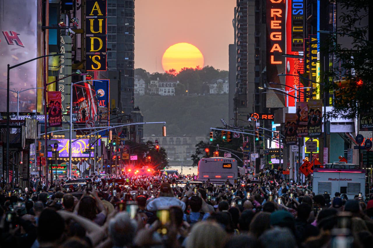 Las calles son invadidas por miles de residentes de Nueva York y por turistas que viajan para disfrutar el espectáculo de luz y color.